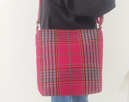 تصویر 1 از کیف گلیمی زنانه با طراحی الهام گرفته از هویت بومی و فرم کاربردی